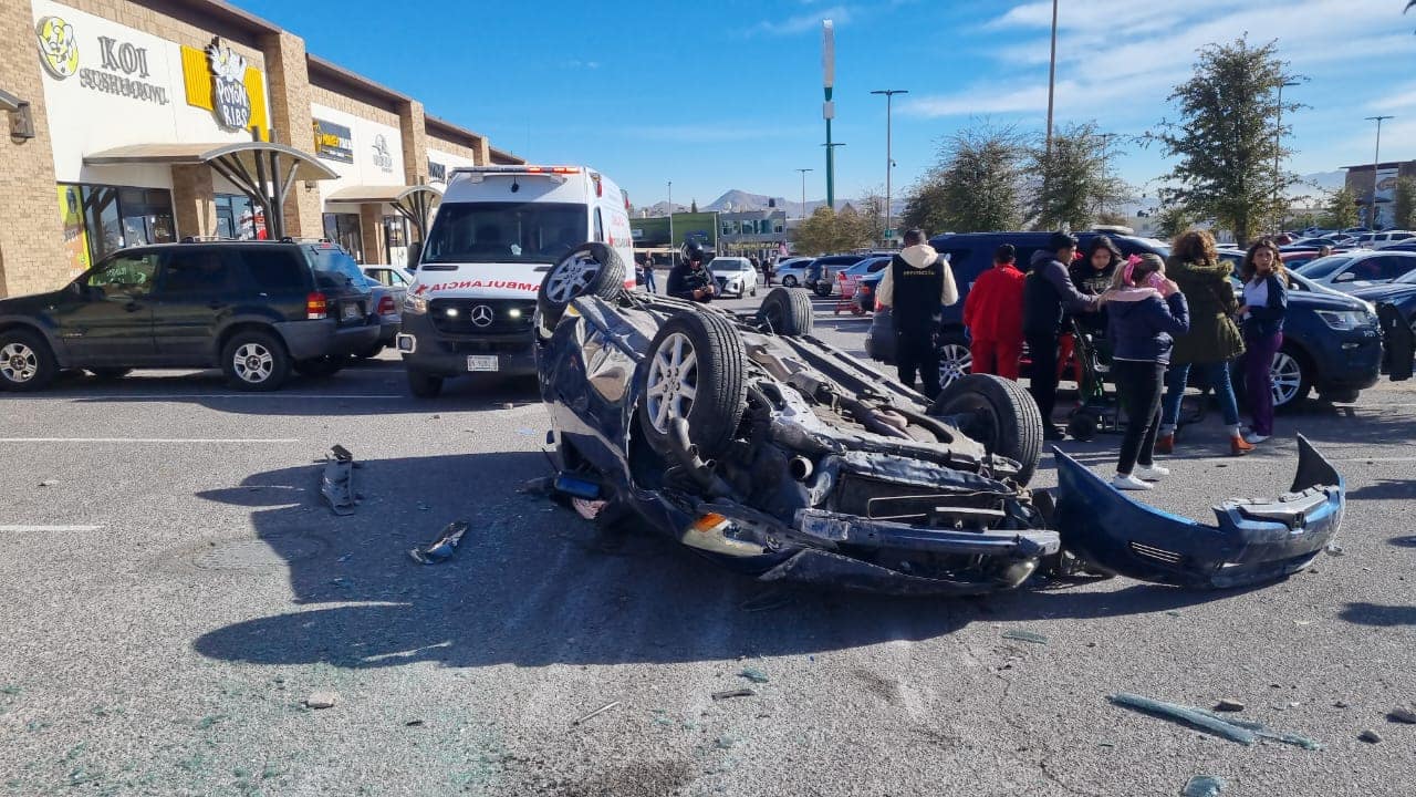 Vehículo pierde el control y vuelca dentro de plaza comercial