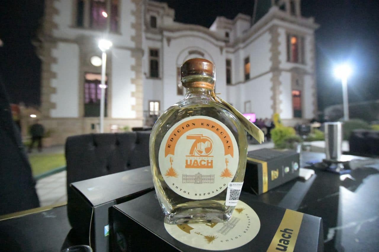 Presenta la UACH su botella de Sotol Conmemorativa por el 70 Aniversario
