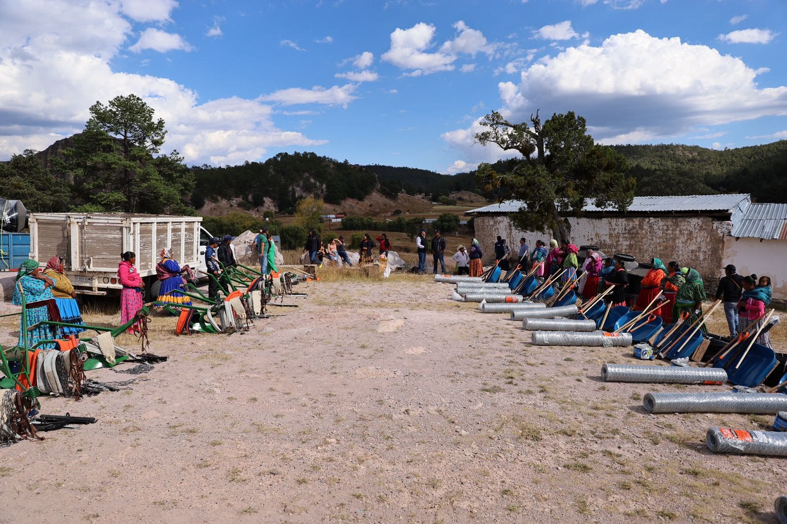 Entrega Estado en Guachochi apoyo alimenticio y herramientas para la agricultura