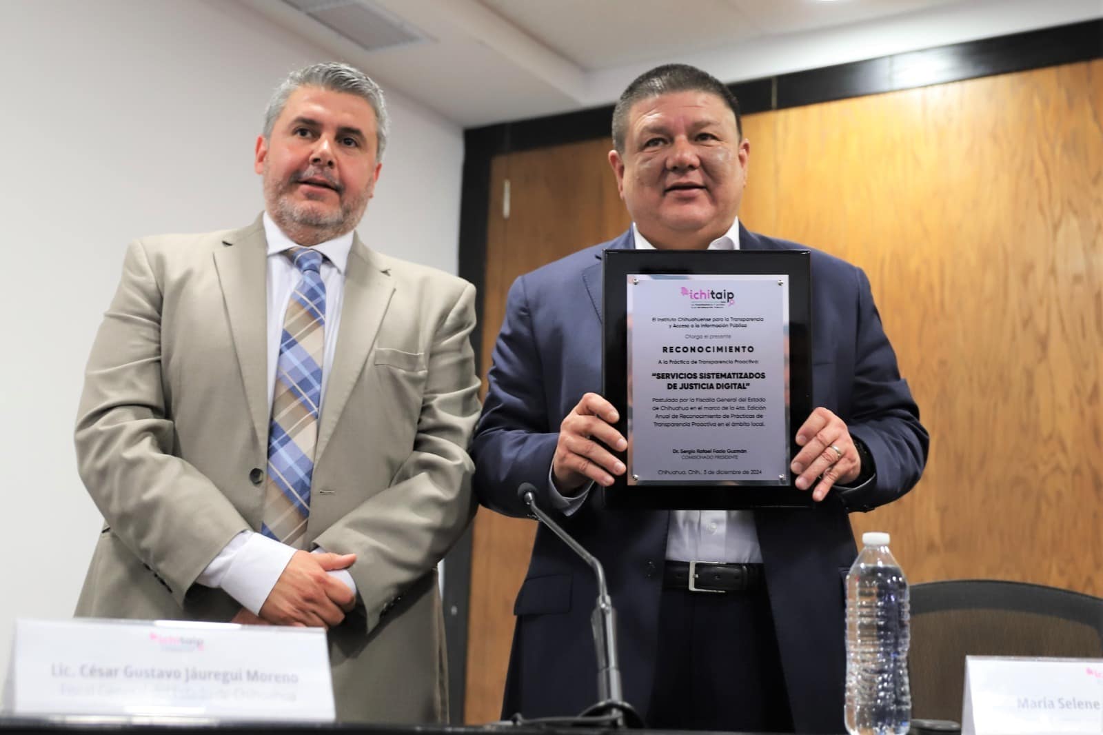 Recibe el fiscal general César Jáuregui reconocimiento del Ichitaip por los Servicios Automatizados de Justicia Digital