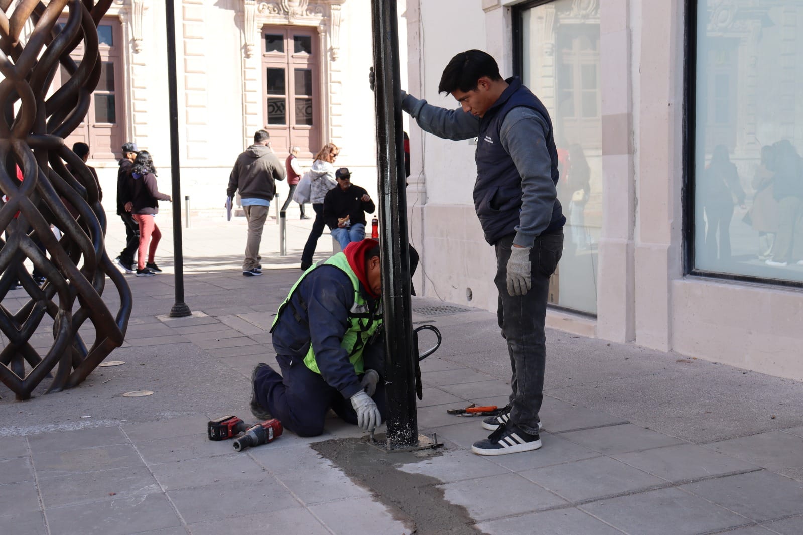 Instala Municipio nuevos postes de alumbrado público en la calle Victoria