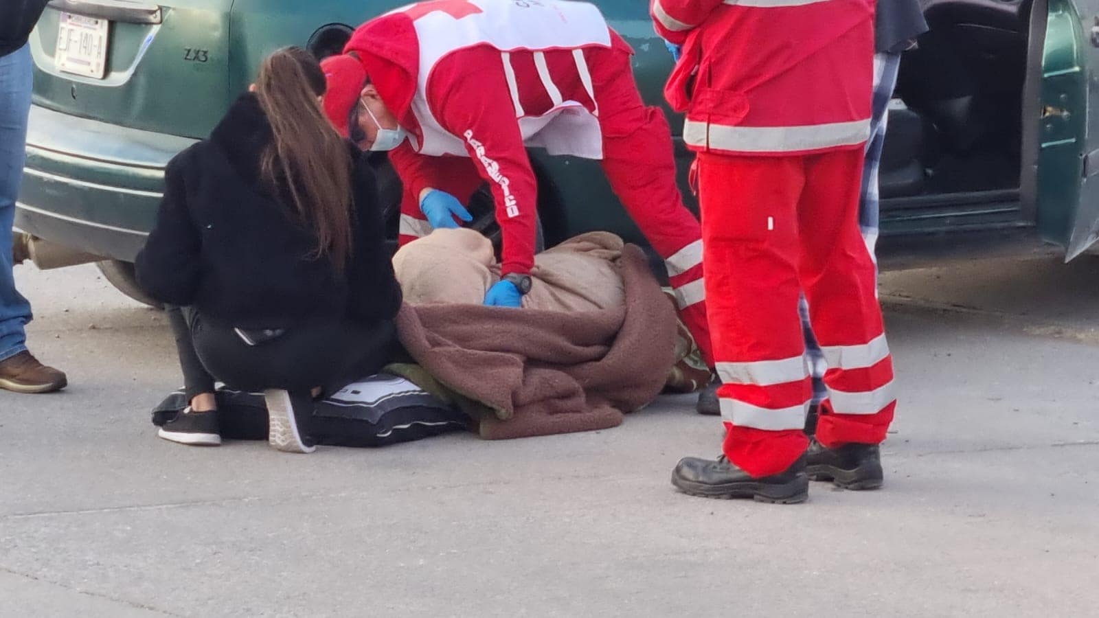 Resulta mujer lesionada al ser atropellada por su propio vehículo