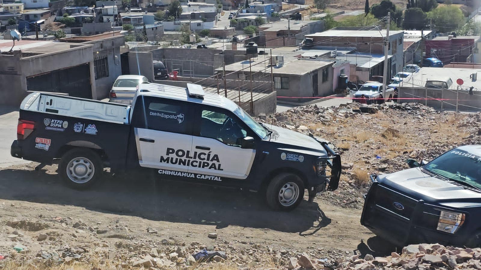 Asesinan a hombre a balazos y lo encuentran dentro de una tapia