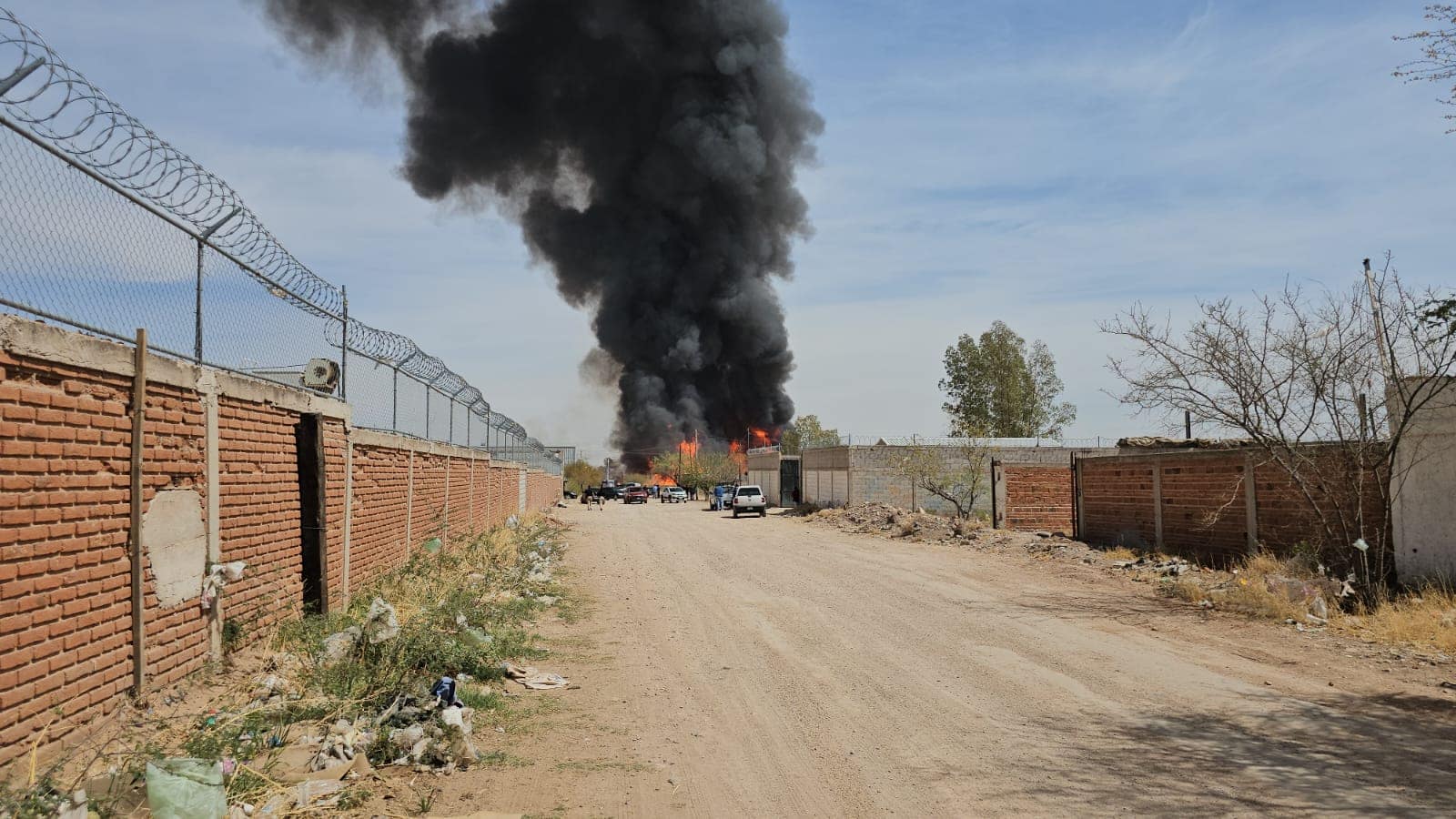 fuerte incendio consume una tarimera al sur de la ciudad