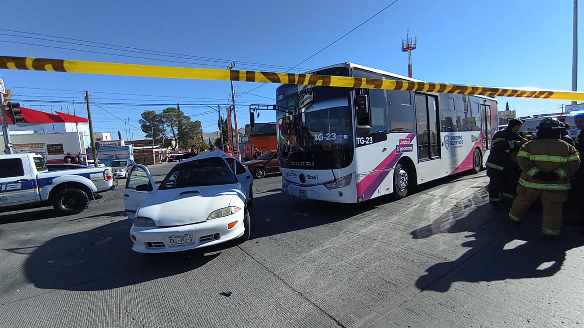 Provoca fuerte choque contra el Bowi al dar vuelta en U