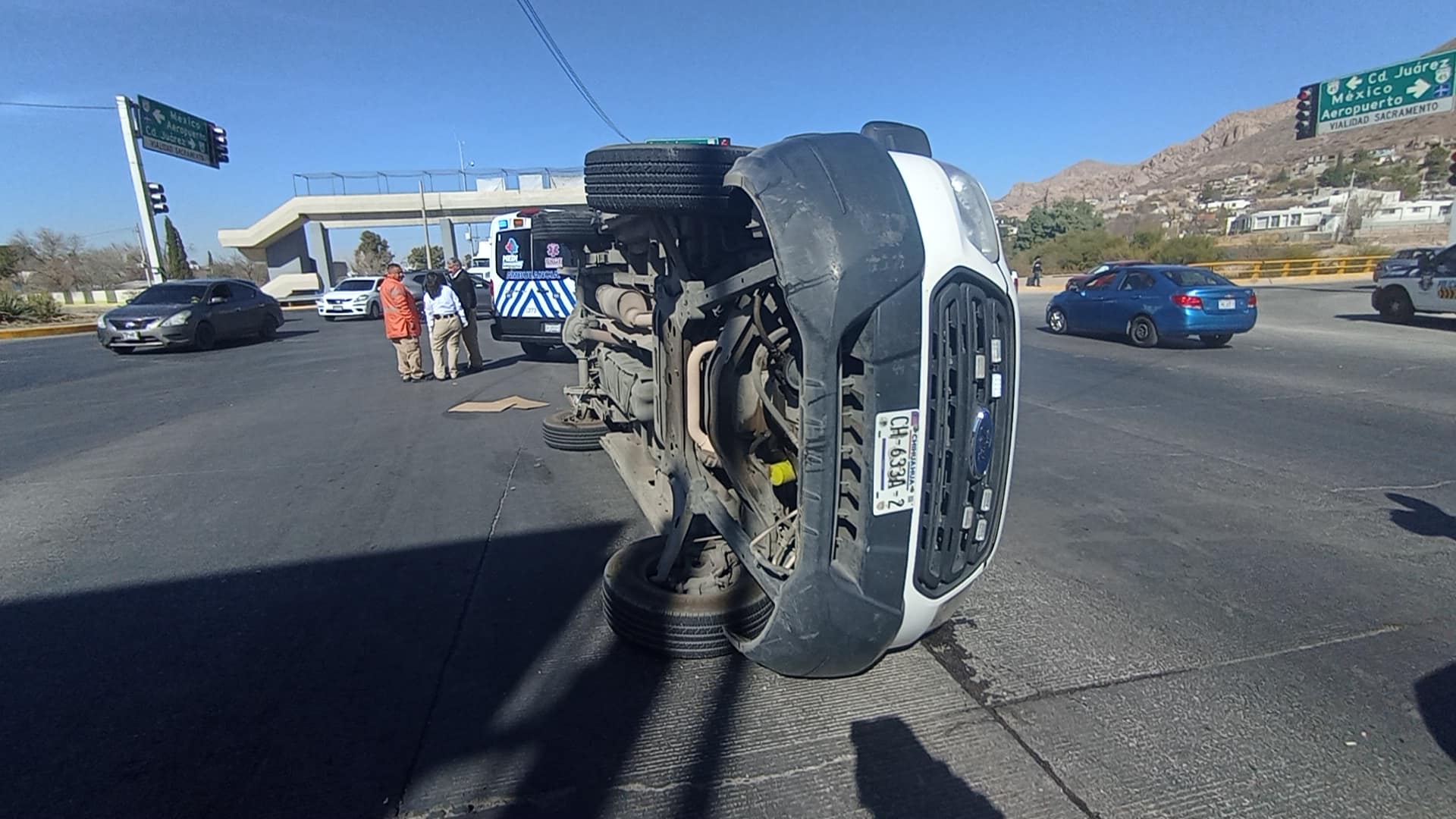 Patrulla de la Municipal provoca fuerte choque con volcadura