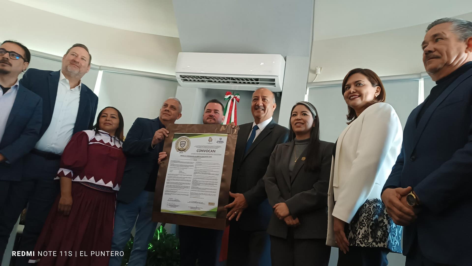 Maestros podrán ganar 98 mil pesos, participando en la convocatoria de la Medalla al Mérito Educativo