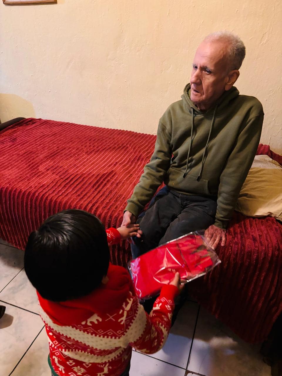 Lleva la Primaria Miguel Hidalgo 2409 iniciativa solidaria «Un Regalo de Amor en Navidad» a la Casa de Asistencia para Ancianos